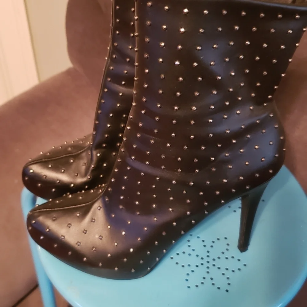 Booties w studs 7.5 hp🔥🔥🔥